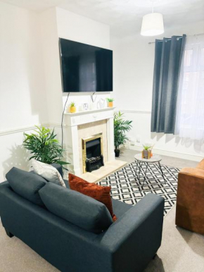 Convenient Home - Sleeps 6 - Parking - Garden